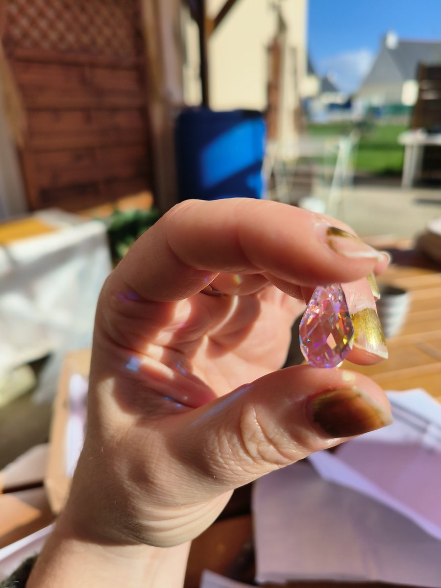 latisserande_'s tweet photo. J'ai reçu des bôôôô cristaux 😍
À votre avis je vais en faire quoi ? ☺️
#cristal #purecrystal #arcenciel #magie https://t.co/saGOfIE7FE