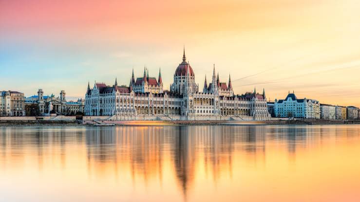 1 month left for the next @EAUYAUrology Autumn meeting in the beautiful city of #Budapest 🇭🇺This time, we are inviting our young colleagues from @myESMO and @ESTRO_RT to shape future collaborations emuc.org #EMUC22 @JGomezRivas @Uroweb @eau_yuo