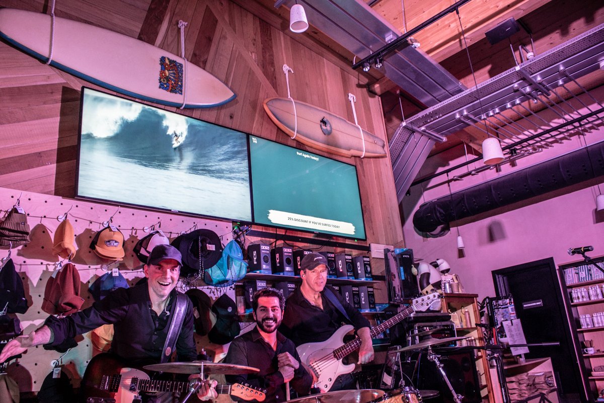 bandeoke's tweet photo. We’re very much looking forward to hosting another fab show for the hard working staff @TheWave Bristol soon 🧑‍🎤🎤🌊
#bandeoke #bandeokeBristol #theWave #thewavebristol #WaveOfHappiness #bandaoke #livebandkaraoke #bandeokeexperience
See our blog post: 
https://t.co/MHP8FSyuY5 https://t.co/vB9iaPKaKE