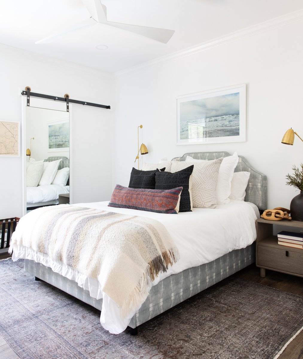Love how this guest room is layered, it's cozy + inviting.
.
.
📸 Molly Culver Photography 
.
#jointhebandd #interiors #interiordesign #instadecor #interiordesignlife #interiorinspo #decor #lovethis #designlife #eclecticdesign #homedesign #homedecor #designerinspo #interiorlove