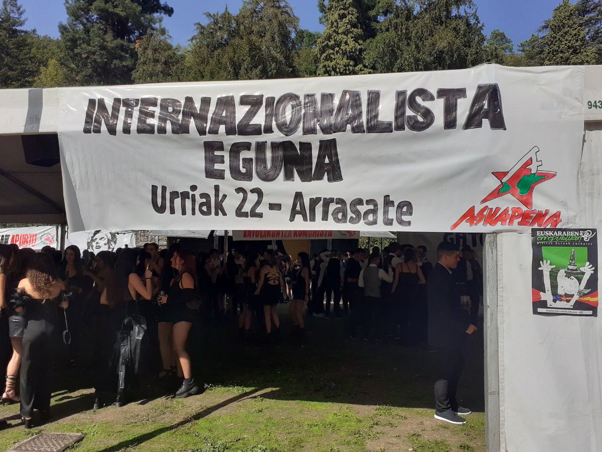 AskapenaA's tweet photo. Maritxu Kajoin ere internazionalismoa presente. Apurtu kapitalaren Europa! #EHxit https://t.co/n6pNzO96HI