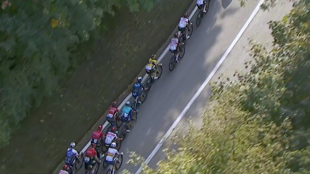 cicco_fr's tweet photo. Le rythme s'accélère à 66km de l'arrivée, mais aucun problème pour Giulio ! 😎

#CiccoTime #iLombardia https://t.co/heX2wZiOwh