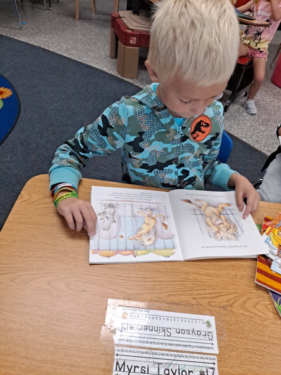 MrsHertzog1's tweet photo. We are readers! #readingpictures #wearePVE https://t.co/oTumxAHncZ