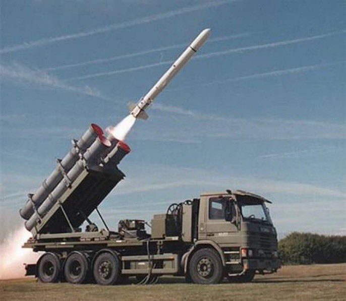 Betrifft's tweet photo. @fluglehrer @jorg_petermann Über diese beiden Waffen Fotos)aus den USA verfügt die #Ukraine. Die #M982 Excalibur hat eine Reichweite von 40 km. Die mobile Westen Harpoon Rakete ist ein „Antiship Missile“ mit 500 Pfund Sprengstoff wie #ATACMS für #HIMARS, M 270 (MARS II). https://t.co/H1yq4SyBn9