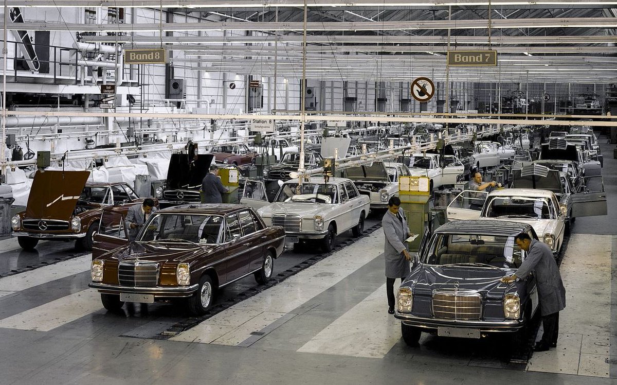 MB_Museum's tweet photo. In final assembly, the finishing touches were put on these models from the 114 and 115 series for customers more than 50 years ago. #MBclassic https://t.co/rlM3mnK7G9