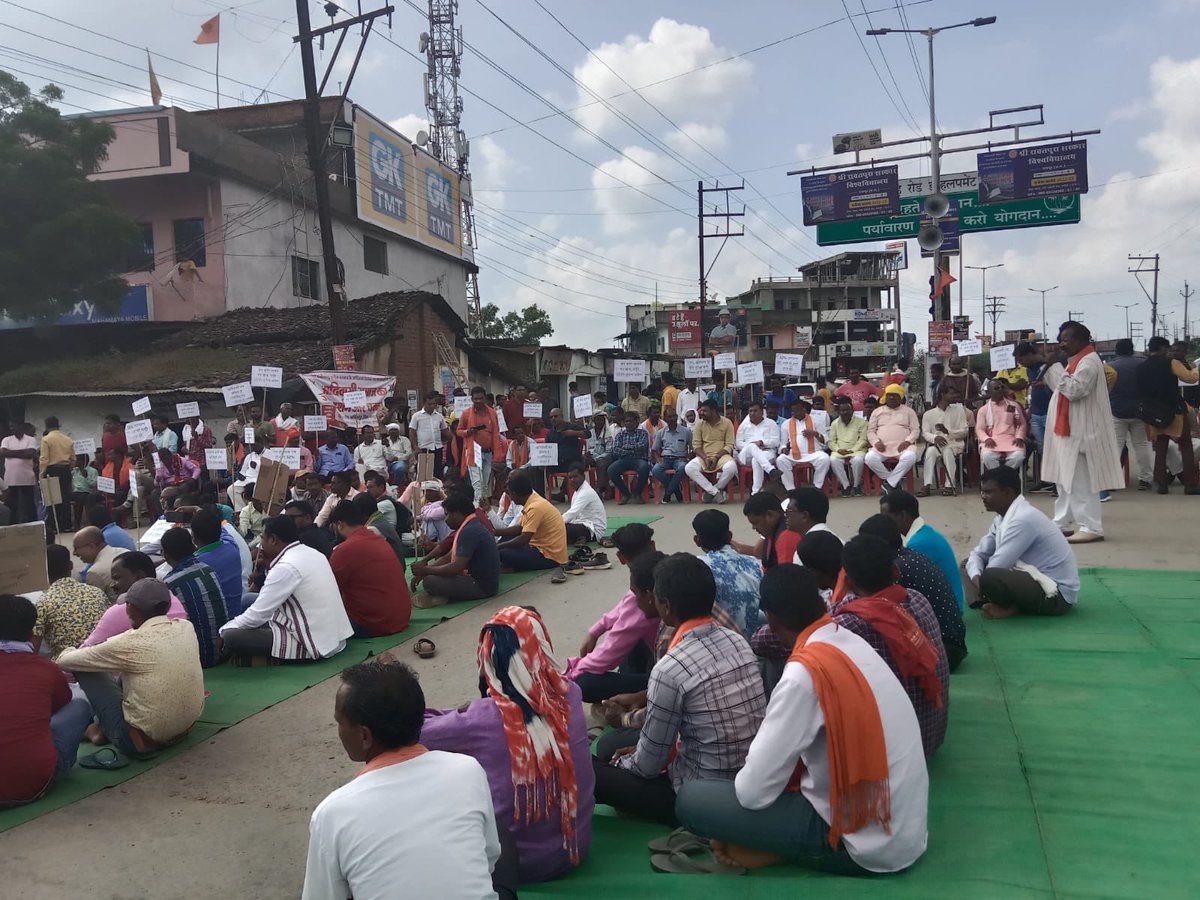 BjpBharatsingh's tweet photo. भाजपा अनुसूचित जनजाति मोर्चा सरगुजा संभाग द्वारा अम्बिकापुर के बिलासपुर चौक में 32% जनजातीय आरक्षण की माँग को लेकर भूपेश सरकार के विरुद्ध आयोजित #चक्का_जाम 

@BJP4CGState @ArunSao3 @narayan_chandel https://t.co/Jv8zzwuIzL