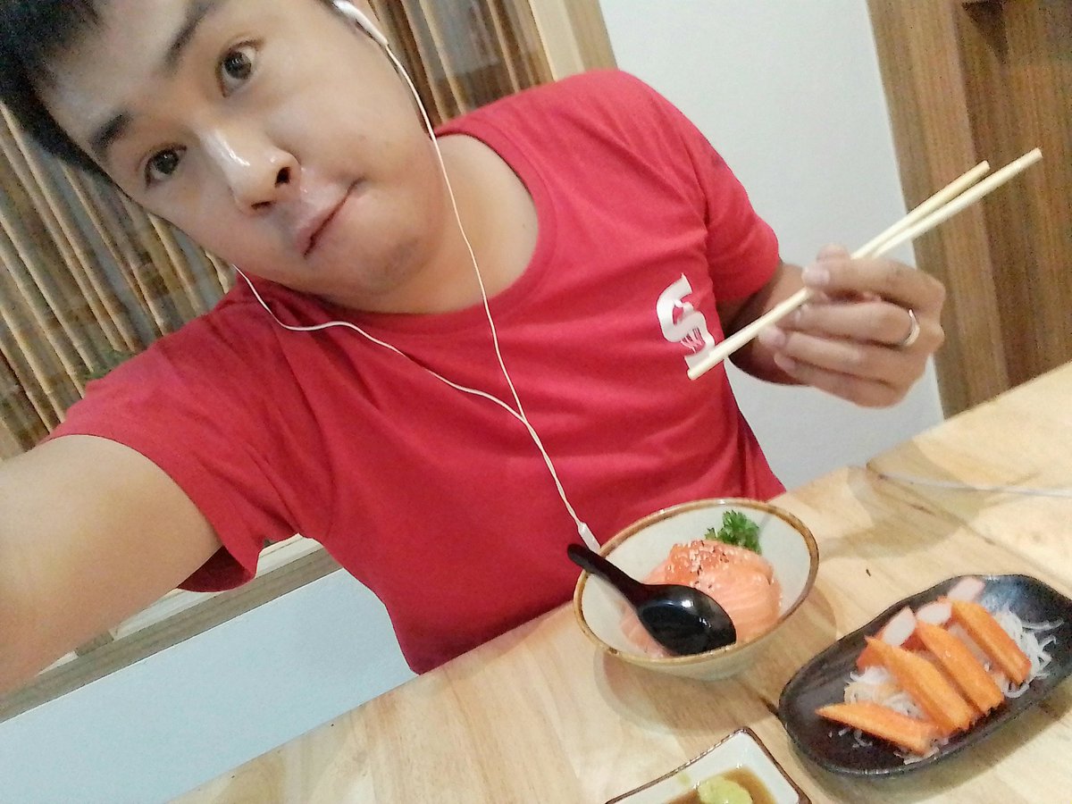IsDangerous999's tweet photo. “อย่าไปคิดมากและจริงจังเกินไปกับทุกอย่างของชีวิต เหนื่อยก็พัก หนักก็วาง กินให้อิ่ม นอนให้หลับ อย่าไปยึดติดกับสิ่งใดให้มากเกินไปจนเป็นทุกข์ ทำตัวให้ง่ายๆ ใช้ชีวิตให้มีความสุขทุกๆ วัน”  🍱 #แค่ไม่ทุกข์ก็สุขแล้ว #OneAlone #เหงาแหละแต่ก็ไม่อยากมีใคร https://t.co/GJecNBHTKQ