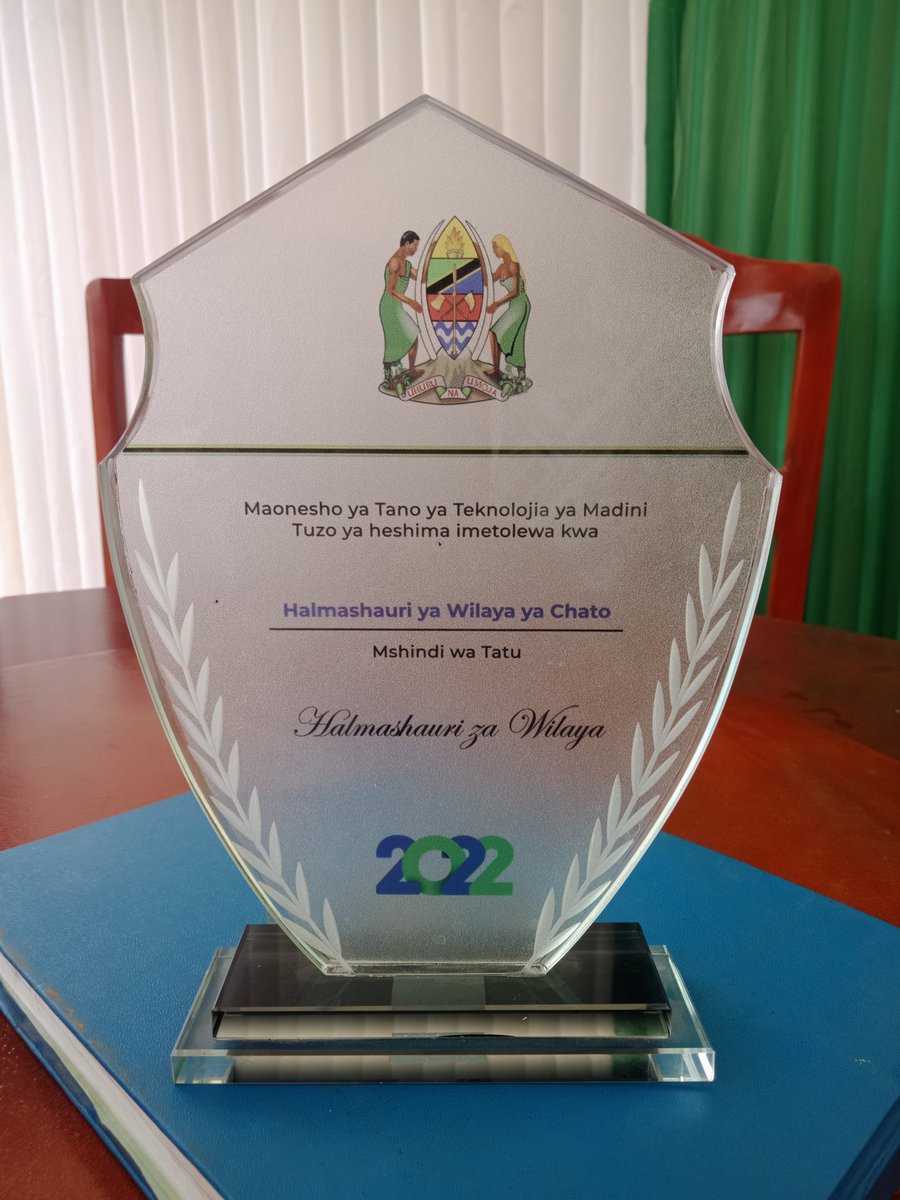CHalmashauri's tweet photo. Halmashauri ya Wilaya ya Chato leo imeibuka mshindi tatu kwenye kundi la Halmshauri kwenye maonesho ya 5 ya Kitaifa ya Teknolojia ya Dhahabu yaliyohitimishwa leo mjini Geita na waziri wa Uwekezaji, Viwanda na Biashara Mhe. Dkt. Ashatu Kijaji https://t.co/jMYC66wbER