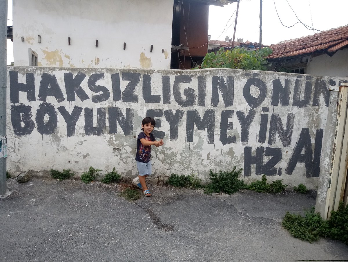 Tozkoparan'da AKP'li Güngören belediyesi ve polis sabah mahalleye baskın yaptı!
Tozkoparan halkı barınma hakkı için direnmeye devam ediyor!
Barınma hakkı için direnen Tozkoparan halkının yanındayız!

Evimizi yıkanın villasını yıkacağız!

#Tozkoparan