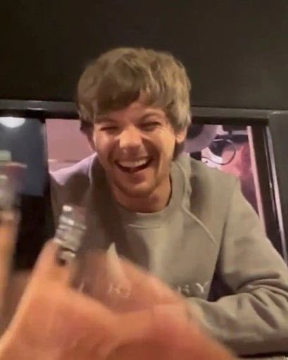lwtrainers's tweet photo. nothing on my mind just louis tomlinson looking so pretty and happy during #LTWTSeattle https://t.co/lTq75fHk55