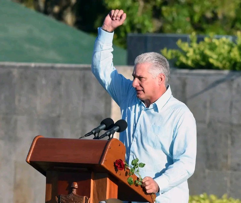«Villaclareños, cubanos: Hasta la victoria siempre», expresó <a href="/DiazCanelB/">Miguel Díaz-Canel Bermúdez</a> al finalizar el acto por el 55 aniversario de la muerte del Che 
📷 Vladimir Molina
#Cuba #CheVive