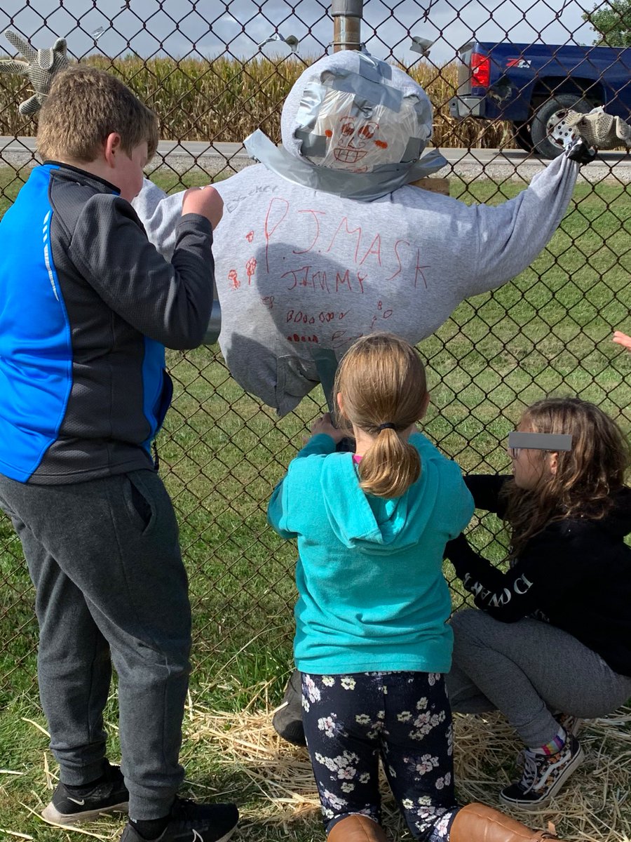 MosaCentral's tweet photo. It’s that time of year again! Our scarecrows are proudly on display waving to our highway travellers as they pass by. Led by our team of Gr 8s, every student had a part in this community building activity. @TVDSB @JeffBruce11 @teachtalbot @koylestewart @NatashaBenoit https://t.co/FwqVC1bLNA