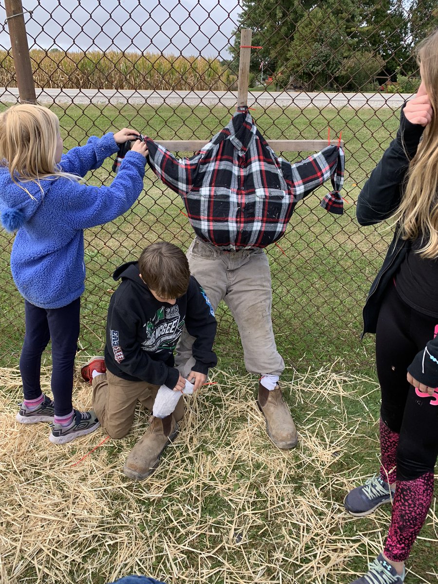 MosaCentral's tweet photo. It’s that time of year again! Our scarecrows are proudly on display waving to our highway travellers as they pass by. Led by our team of Gr 8s, every student had a part in this community building activity. @TVDSB @JeffBruce11 @teachtalbot @koylestewart @NatashaBenoit https://t.co/FwqVC1bLNA