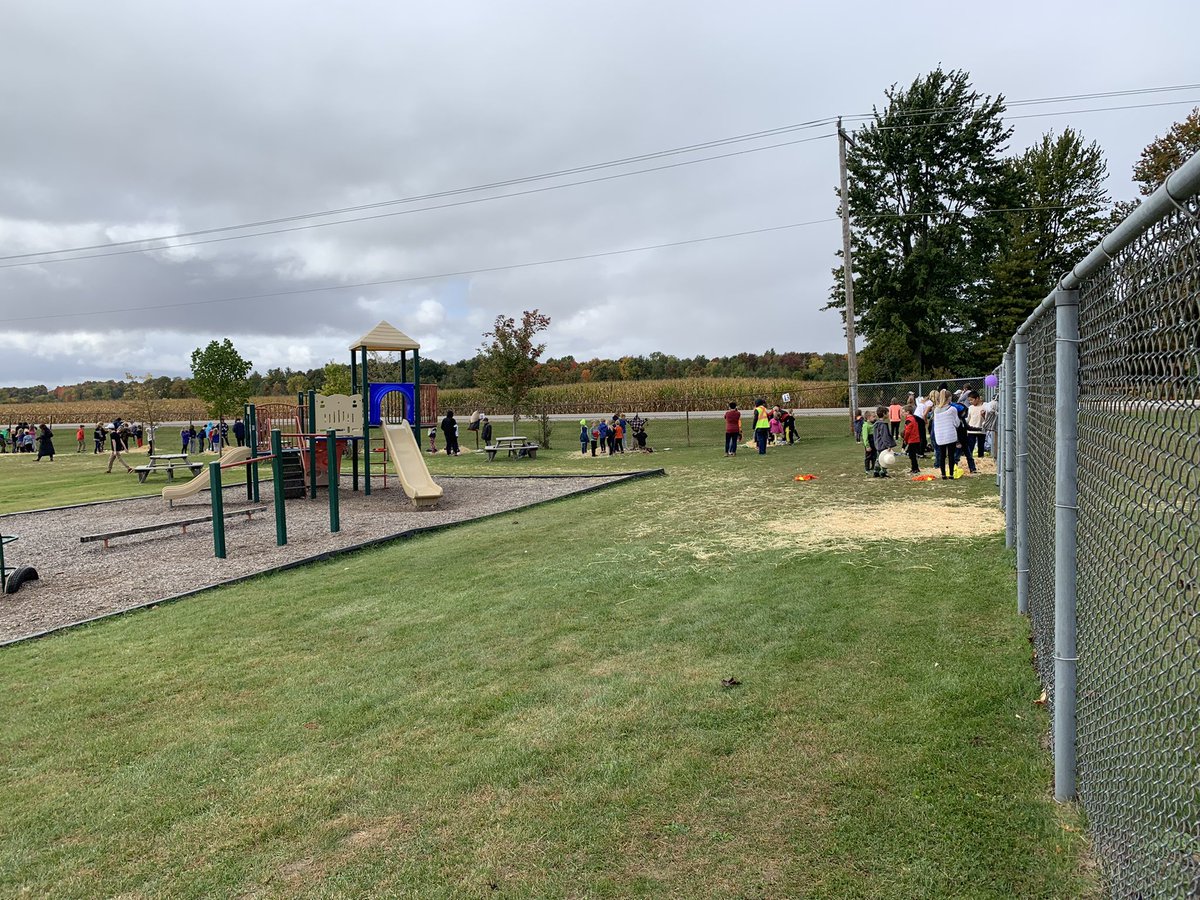 MosaCentral's tweet photo. It’s that time of year again! Our scarecrows are proudly on display waving to our highway travellers as they pass by. Led by our team of Gr 8s, every student had a part in this community building activity. @TVDSB @JeffBruce11 @teachtalbot @koylestewart @NatashaBenoit https://t.co/FwqVC1bLNA