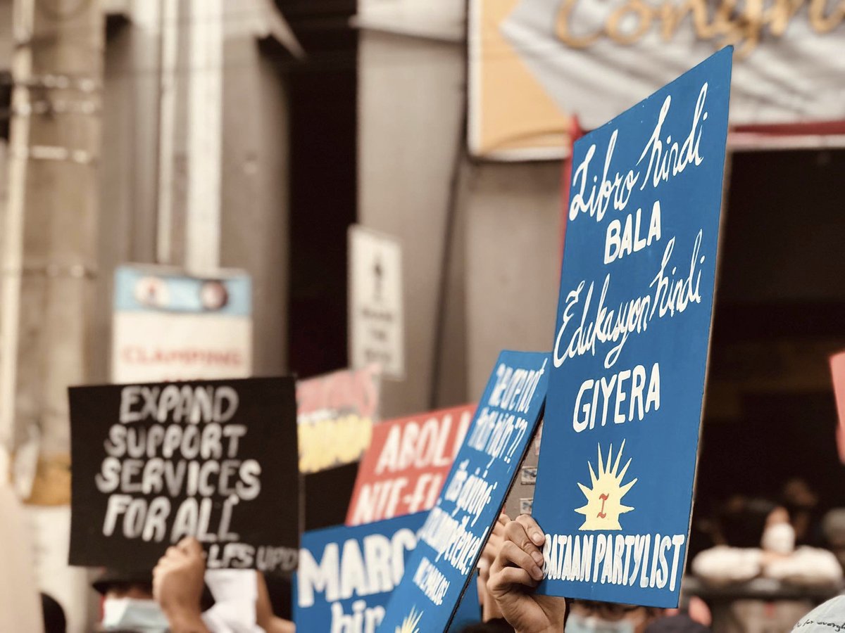 SCMPhilippines's tweet photo. Nagmartsa sa Maynila ang mga progresibong grupo upang kundenahin ang unang 100 araw ni Marcos, Jr. Kinundena nila ang kawalan ng aksiyon sa krisis panlipunan habang lunod ang pamilya niya sa buwis ng mga Pilipino.
#MarcosFirst100Days
#First100Days
#RejectMarcosDuterte https://t.co/FrqWkxzsRq