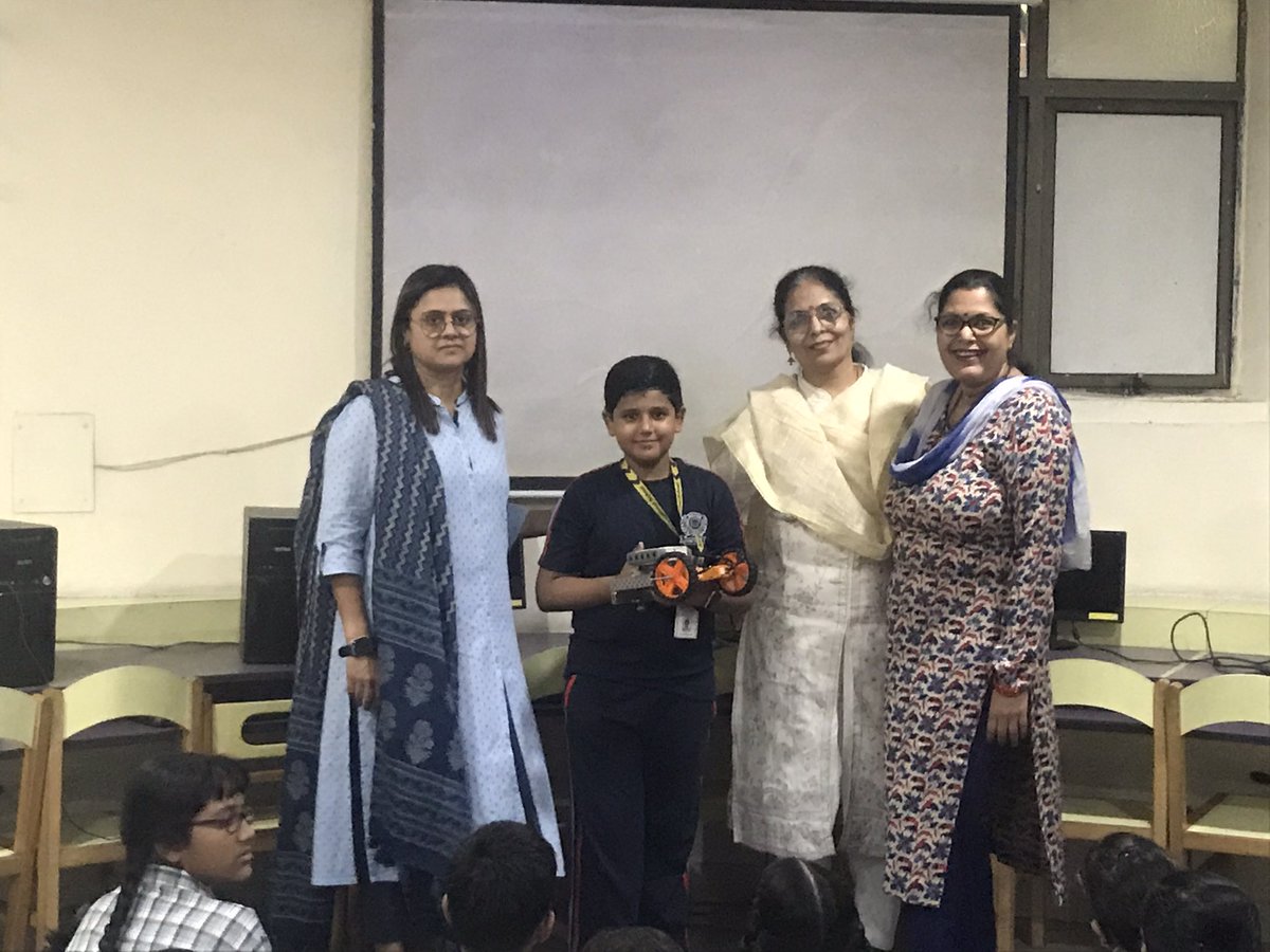 sdg4all's tweet photo. Introduction to Robotics class in computer lab #ahlconintl Program made to create square with the help of motor device.#RoboticcollaborationwithBellevueschoolAustralia. @ashokkp @y_sanjay @Kavita_hm @Shipra_Srivastv @sdg4all @SDGsSolutions https://t.co/r0LjsuCo8V