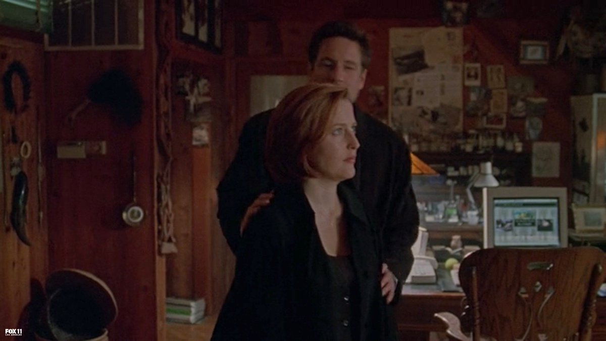 _elliotolivia_'s tweet photo. the x files aka a lot of unnecessary touching https://t.co/vFjCkQPLon