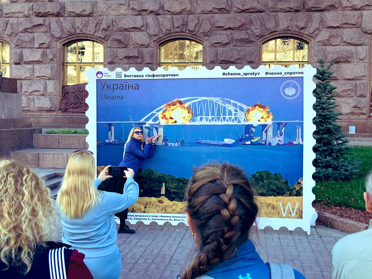 People striking some poses in central Kyiv today. #crimeabridge #Ukraine️