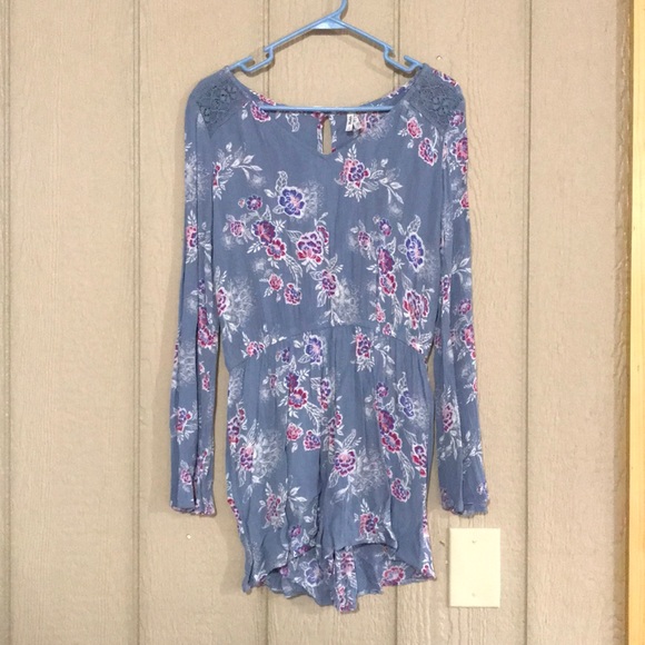 LunaWolfe510's tweet photo. So good I had to share! Check out all the items I'm loving on @Poshmarkapp from @Jessica77459137 #poshmark #fashion #style #shopmycloset #alexmarie #mudd: https://t.co/6uP0sdqHK9 https://t.co/NbytPz48yK