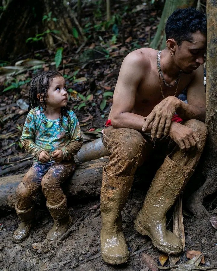ThiagoJoseRamos's tweet photo. La gente que hace eso no debería ser padre, De por sí traen niños al mundo a pasar trabajo y encima quieren llevarlos a una selva donde arriesgan sus vidas,
Sería bueno una planificación familiar obligatorio eso es una crueldad traer niños a este mundo esponiendolos a crueldades. https://t.co/EC8Z6SvdyY