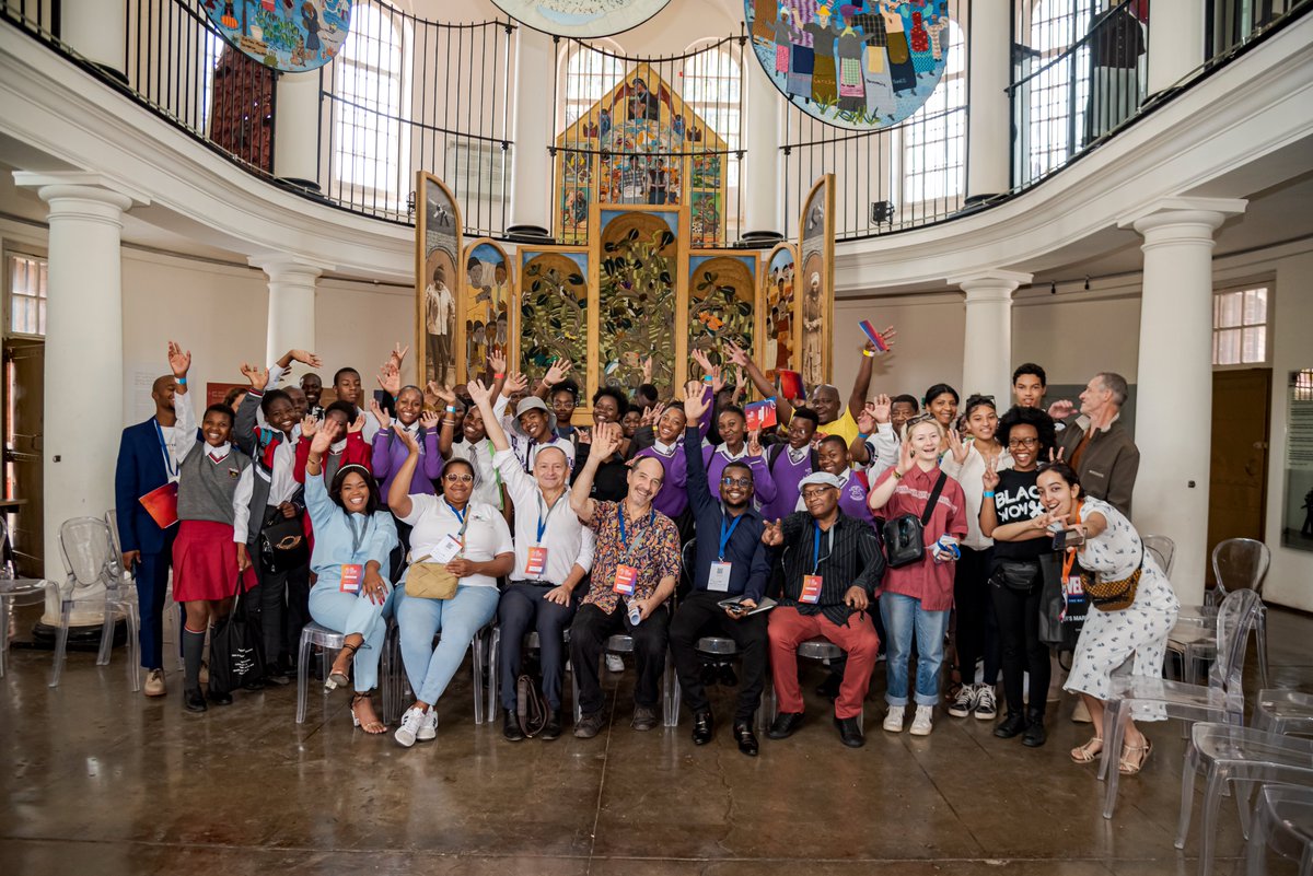 IFParis's tweet photo. #NotreFutur - 🔴 En direct de Johannesburg, où le Forum se poursuit : ateliers participatifs, déambulations, débats sur la démocratie, discussions interactives sur l'exercice de la citoyenneté numérique… Autant de sujets passionnants qui animent cette deuxième journée ! https://t.co/U05DXFlmk6