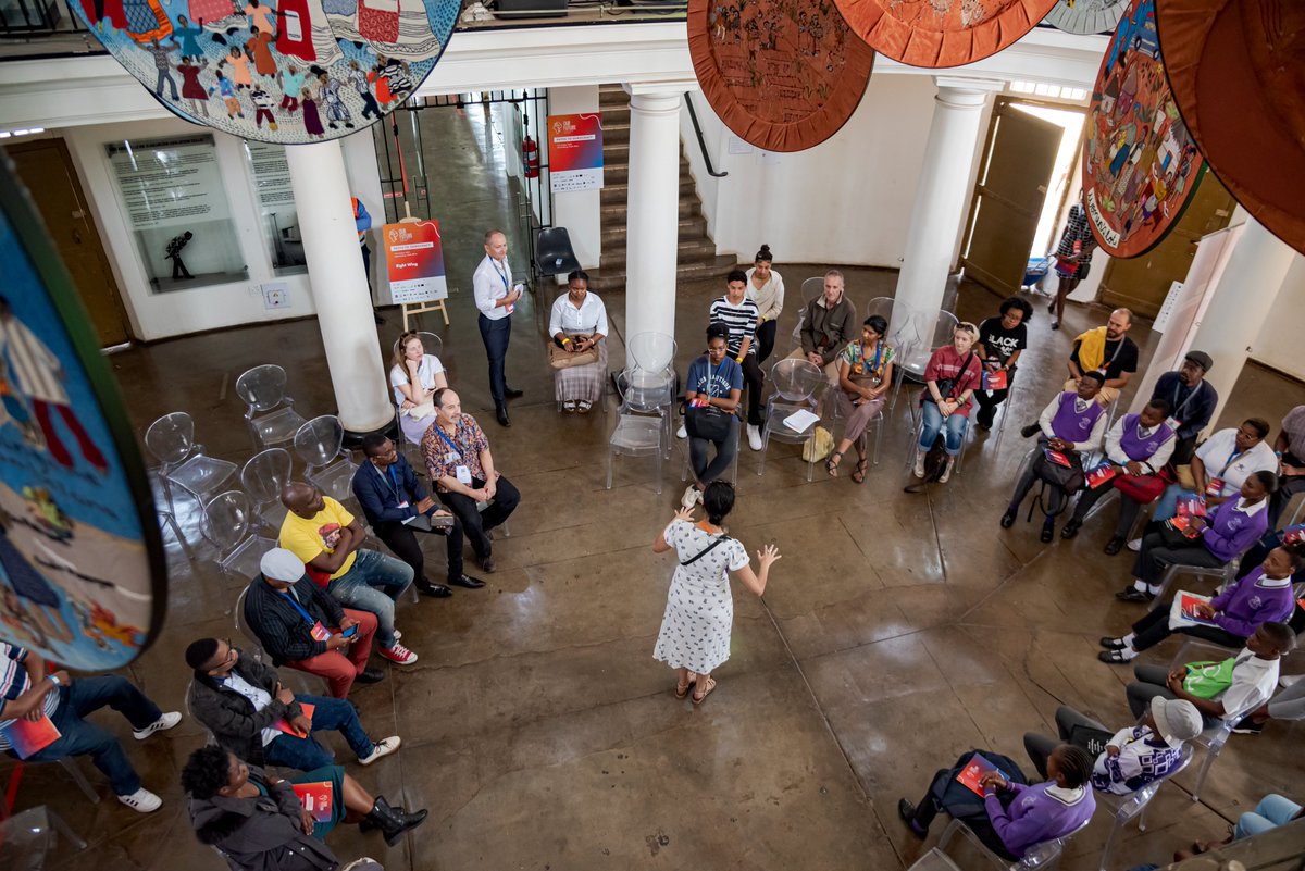 IFParis's tweet photo. #NotreFutur - 🔴 En direct de Johannesburg, où le Forum se poursuit : ateliers participatifs, déambulations, débats sur la démocratie, discussions interactives sur l'exercice de la citoyenneté numérique… Autant de sujets passionnants qui animent cette deuxième journée ! https://t.co/U05DXFlmk6