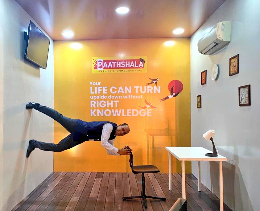 sidd_khemka's tweet photo. #Life can turn upside-down without right #knowledge
#Pathshalla the learning app at @MotilalOswalLtd #knowledgeFirst @vishalvithlani #MOBIC 2022 https://t.co/uJ8lqy48kG