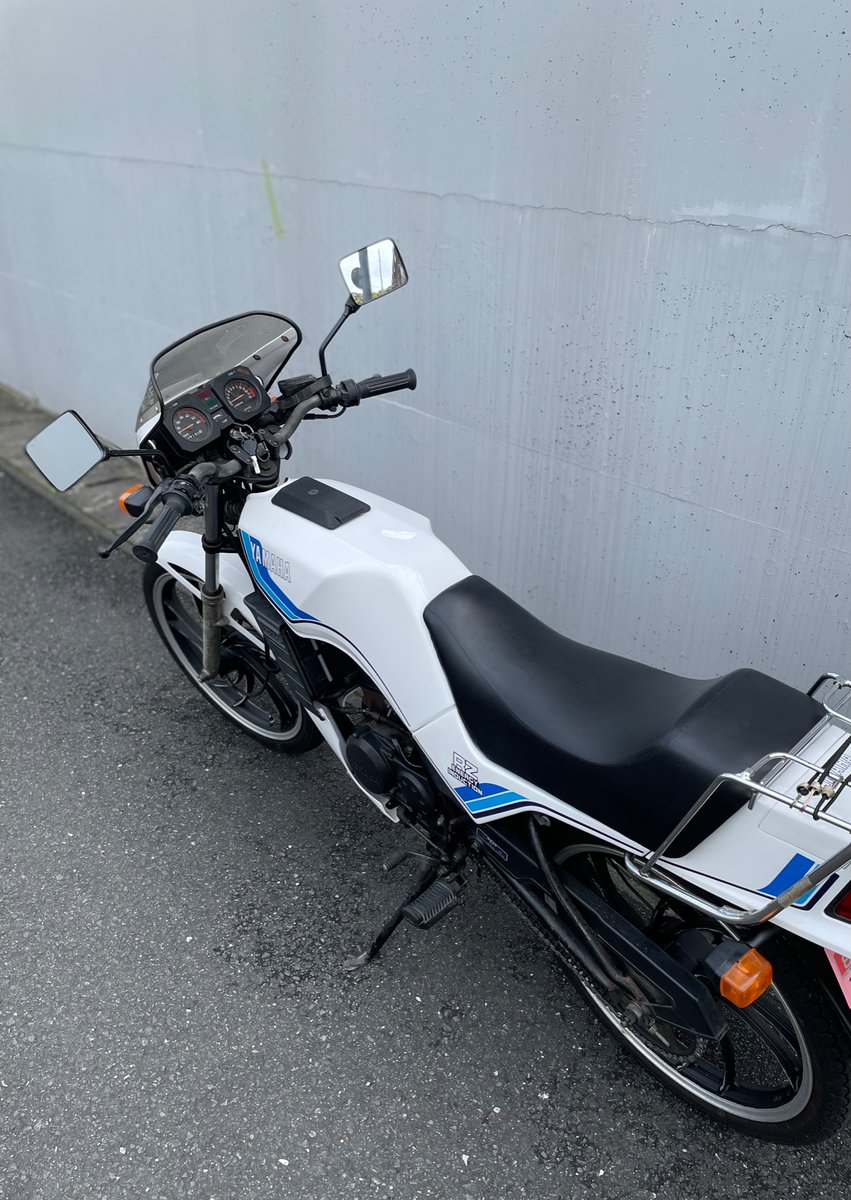 yoshi43429512's tweet photo. 新車購入時についてくる丸ミラーも良いですが…
四角いペリカンjogのミラーが自分は好みです。
以上私の小さなこだわりでした。
#YAMAHA
#RZ50
#5R2
#1HK https://t.co/JaV38q0lF7