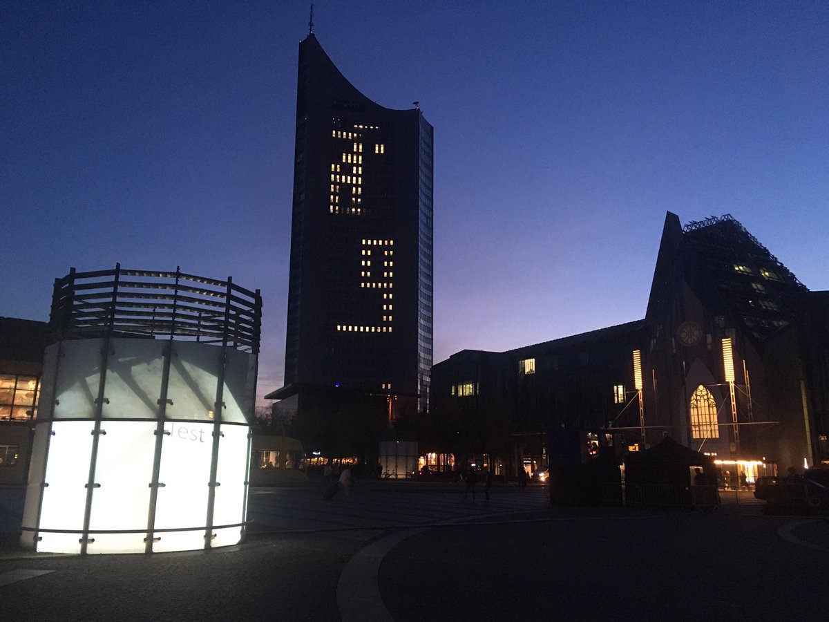 Marek_Brandt_LE's tweet photo. Die Tests laufen für morgen #Lichtfest multichannel #soundart #Leipzig #Klang #Licht #soundinstallation #Augustusplatz #Kunst https://t.co/x4MFVnuB8c