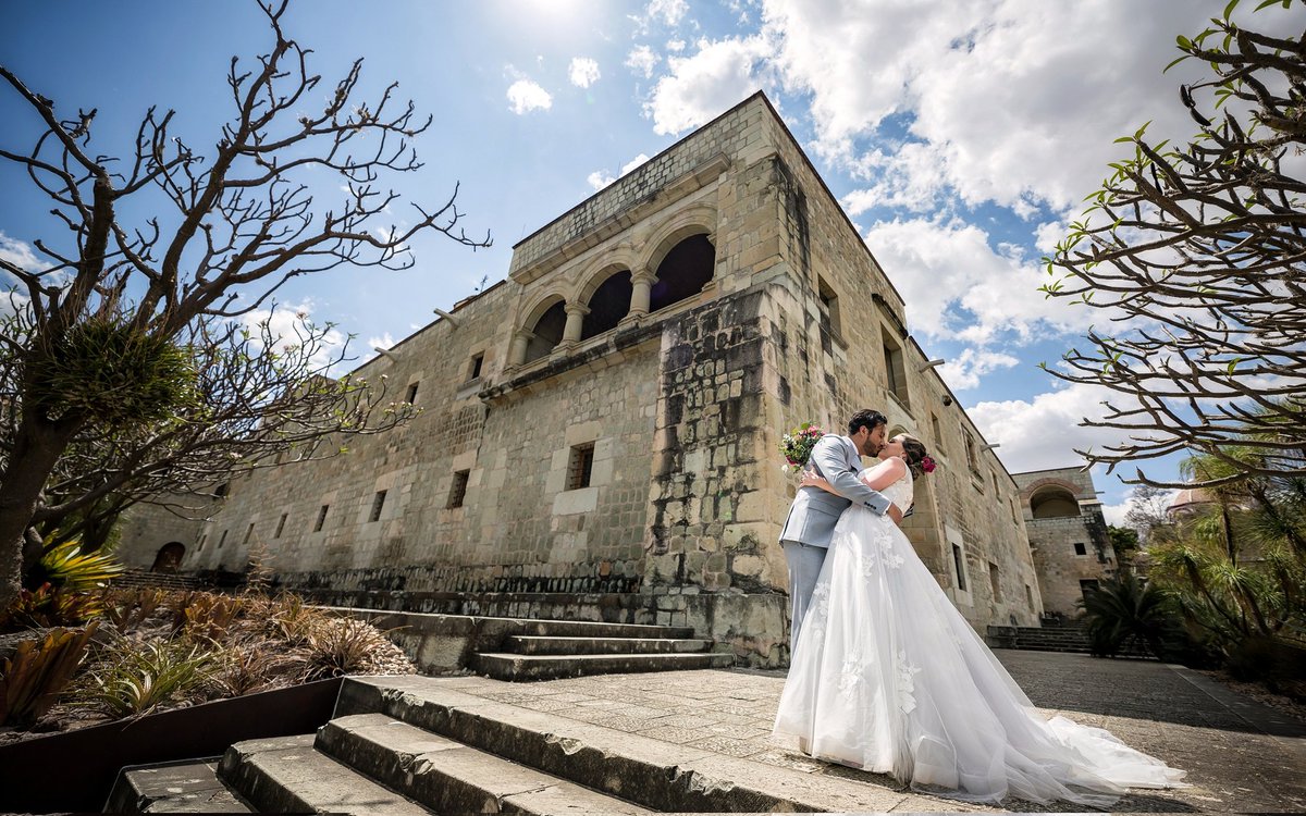 enigmatino's tweet photo. Nosotros no encontramos el amor... El amor nos encuentra donde menos pensamos. ❤️❤️
▪
▪
Boda J&amp;G
🎥 @danielmatusdm
📷 @enigmatino.fotografia
📍 @jardinetnobotanicodeoaxaca
▪
👰🏽🤵🏽 #novias #novias2022  #oaxaca 
#oaxacawedding   #boda  #bodas2022  #bodasmexico #bodasoaxaca https://t.co/vb7y2a9ynj