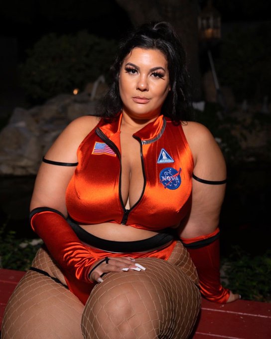 2 pic. Can I be your space girl baby????????❤️?? 
Photography by @ bhigh_life on Instagram 
Event @GIRLSGOWIRELESS