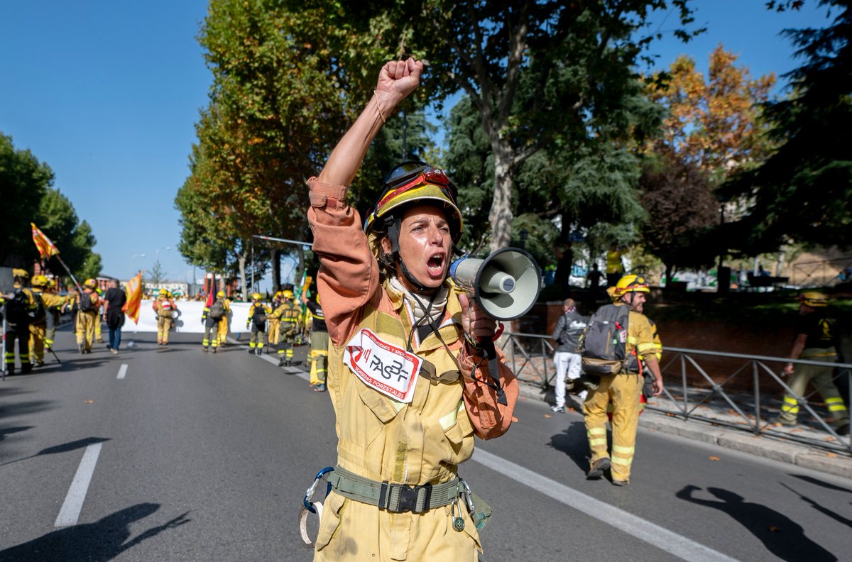 europapress's tweet photo. 📷 Bomberos forestales de toda España se manifiestan en Madrid para defender sus derechos y exigir una mejor gestión https://t.co/FiYj0RyjqG https://t.co/2qAvstanBL