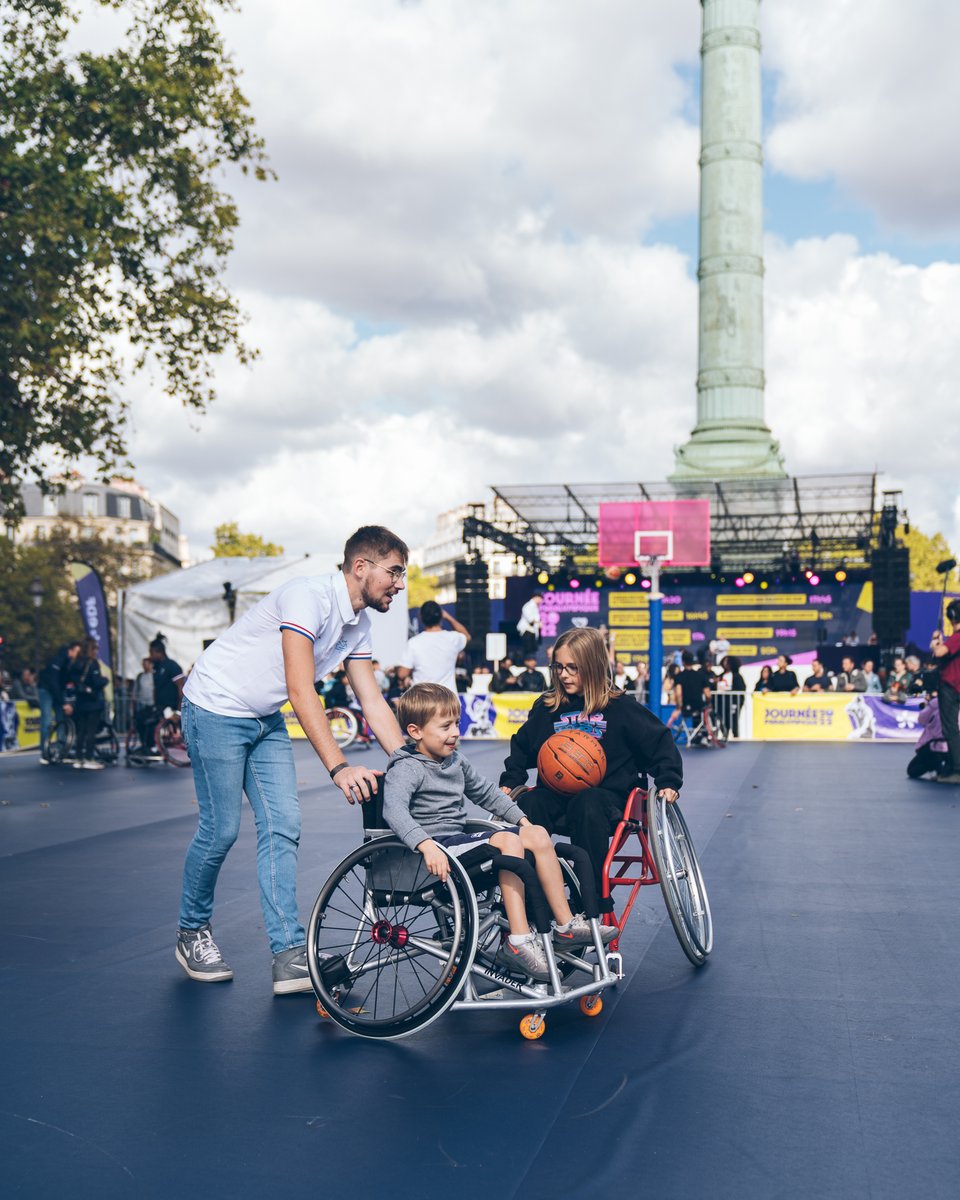 Paris2024's tweet photo. Se rencontrer, découvrir, s’initier à 2 ans des Jeux de Paris 2024, la place de la Bastille est paralympique aujourd’hui🤝

📸 Matthew Oliver
#JournéeParalympique #Paris2024 https://t.co/Nbsw12JVhL