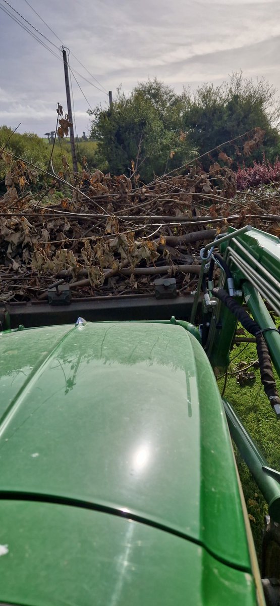 Snowman862's tweet photo. winter clean up in progress #deere #WinterIsComing https://t.co/mR2FkR0Jcu
