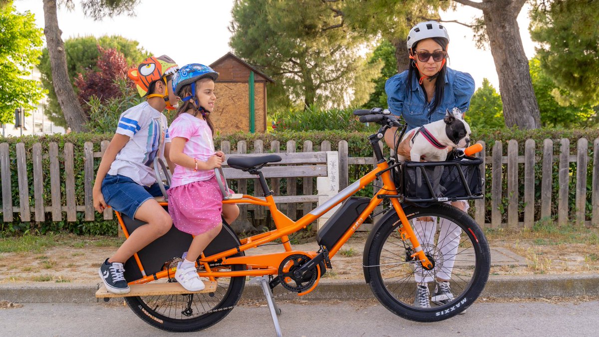 BikesYuba's tweet photo. La cargo bike Yuba kombi è la soluzione per arrivare ovunque con i tuoi bambini. Li puoi portare a scuola e poi andare in ufficio, anche percorrere lunghe distanze. #yubabike  #cargobikes #cargobike #donnobikes #igogreen #citybike #ciclismo #bici #bicidacarico #bike #ebike https://t.co/pHUwwPe5HN