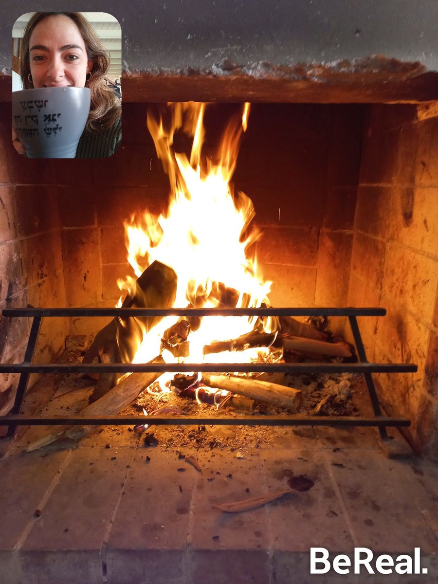 CaroLisbeth's tweet photo. Sábado,  viento, frío y feriado. 

Probando BeReal, Mira mis fotos en la aplicación. https://t.co/bB19h9OXgx https://t.co/3AkOH3LBmG