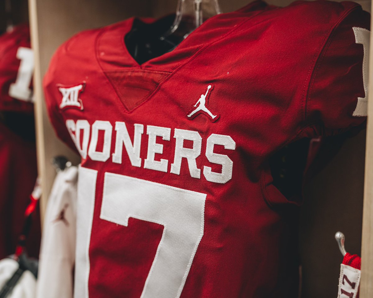 OU_Football's tweet photo. Today we all bleed crimson. 

#OUDNA #BeatTexas https://t.co/MFrvQ1F9fK