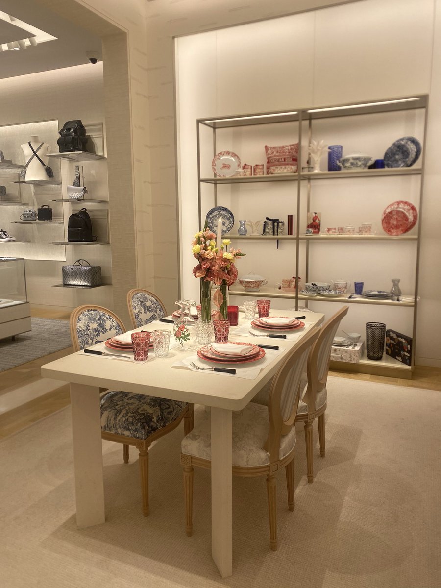 halzee_'s tweet image. Dior table sets are everything