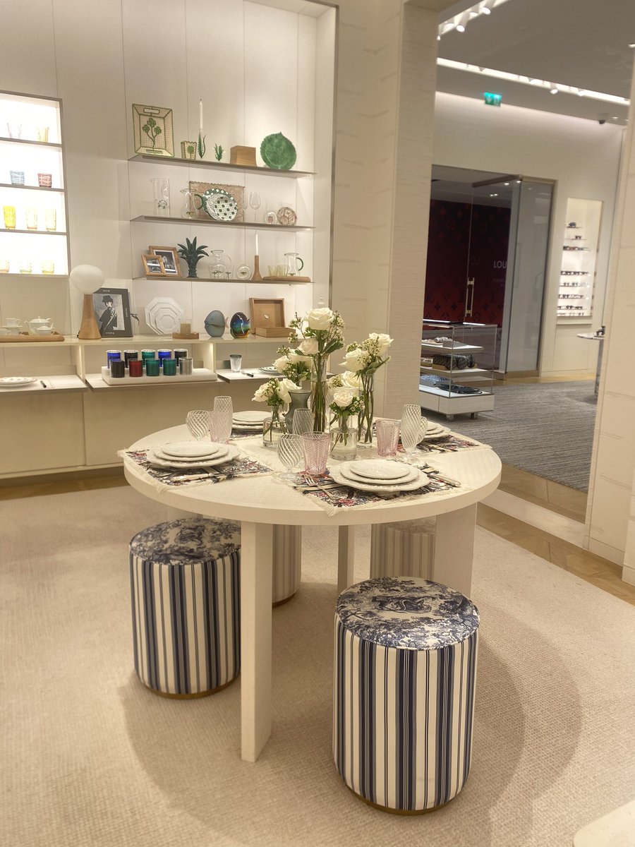 halzee_'s tweet image. Dior table sets are everything