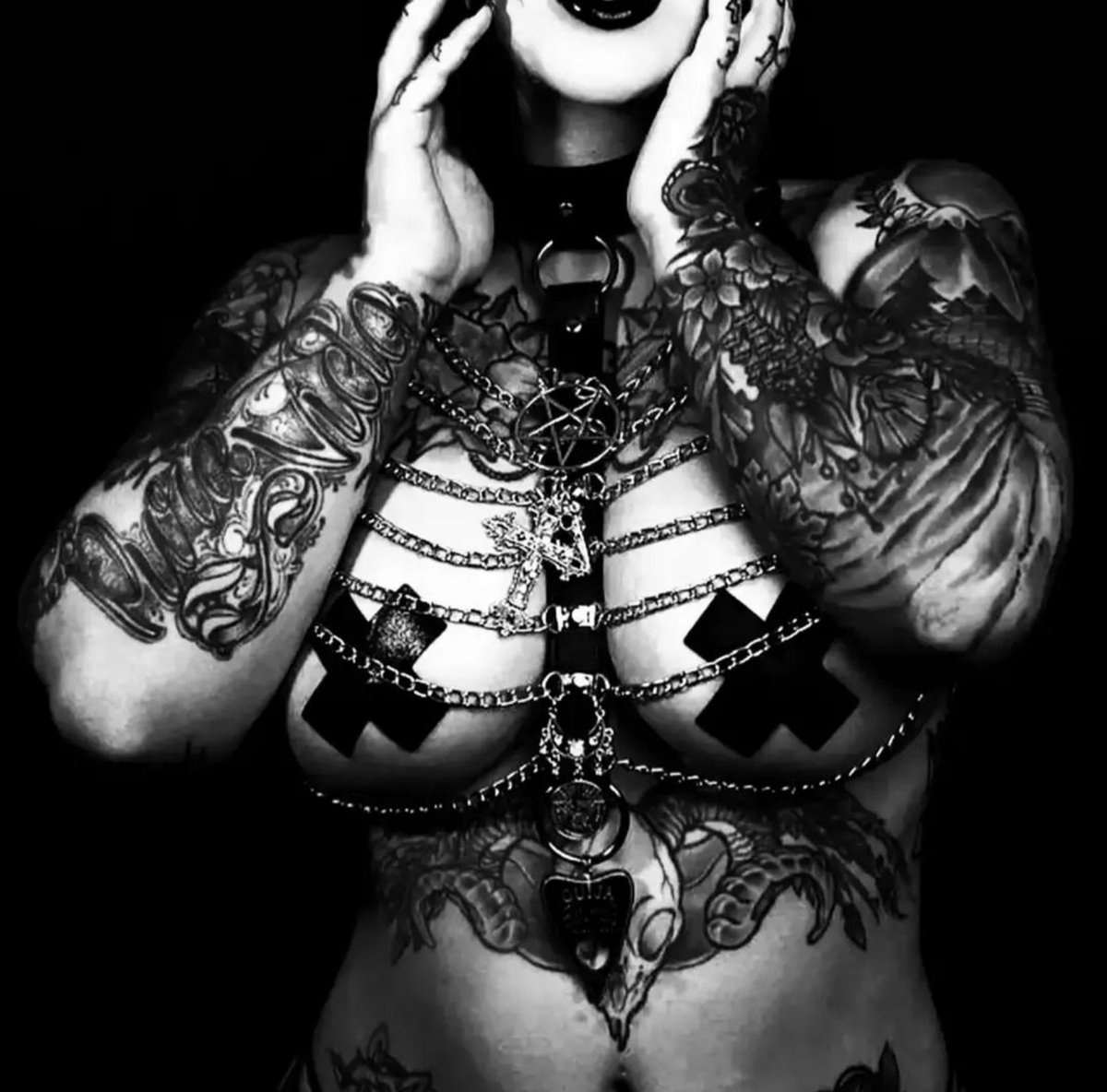 StevenW90198265's tweet photo. #tattoo #tattooed #tattooart #tattooedmodels #rocknroll #rockchick #creativeart #creativephotography #blackandwhitephotography #blackandwhitephoto #blackandwhitimage #blackandwhiteart #creativeimage https://t.co/iOqAJNNGlp