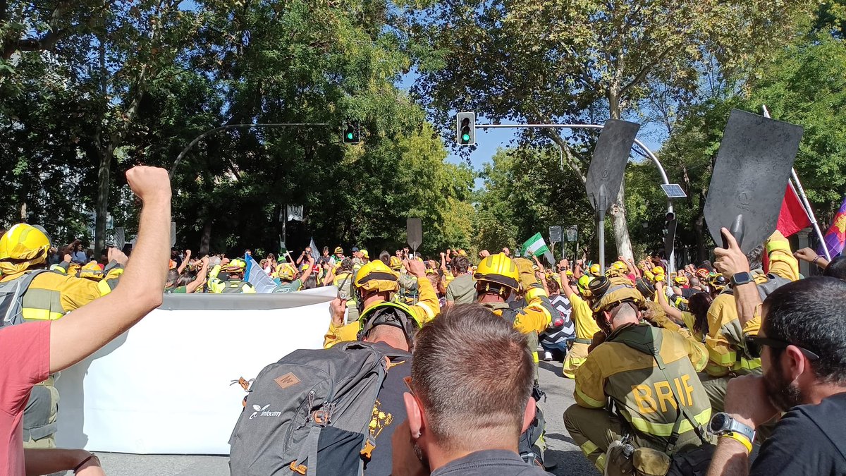 brif_iglesuela's tweet photo. Hoy nos manifestamos de nuevo por unas condiciones dignas de trabajo, por un #Estatuto de #BomberosForestales. Increíble la afluencia de personas que nos hemos reunido para reivindicar lo que nos pertenece. https://t.co/I7BMSuWaVa