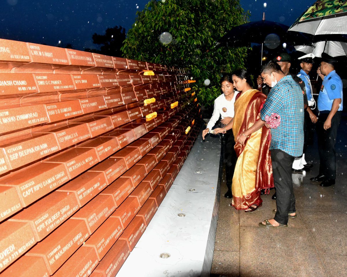 salute2soldier's tweet photo. Unmindful of heavy downpour, Mrs Sudha Rani, W/o Late Hav T Bhaskar Rao, 27 MADRAS, paid homage to #fallen #soldiers at #NationalWarMemorial during #Next-of-Kin Ceremony.
(1/2) https://t.co/xVRAT7KZMP