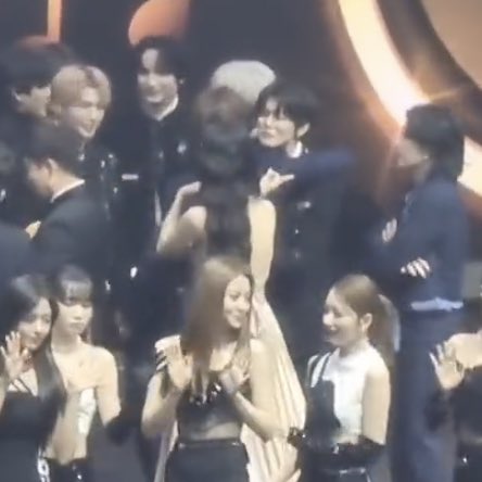 13sfile's tweet photo. jimin hugged yeonjun https://t.co/ywBPMGaPGb