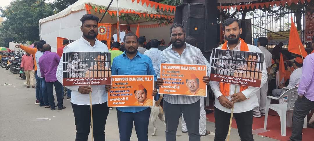 araj_kumar's tweet photo. Jai Shree Ram
Jai Gow Matha
Jai Raja Singh Bhai
Today participated in Mahanirsana Deeksha held at Dharana Chowk, Indra Park for illegal, unlawful Arrest of SRI RAJA BHAI, MLA Goshamahal Cousitency. Organised by Yoga Tulasi foundation.
#JusticeforRajaSingh
#Wesupportrajasingh https://t.co/Qy8N5D1BQz