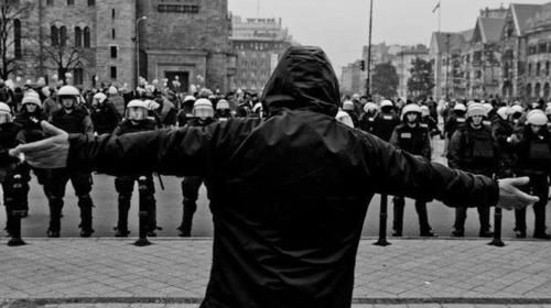 Ochobre34___'s tweet photo. "Sí la violencia no es el camino para exigir justicia... ¿Por qué sí lo es para instaurar el "orden"? " https://t.co/x3BoSr3QQB