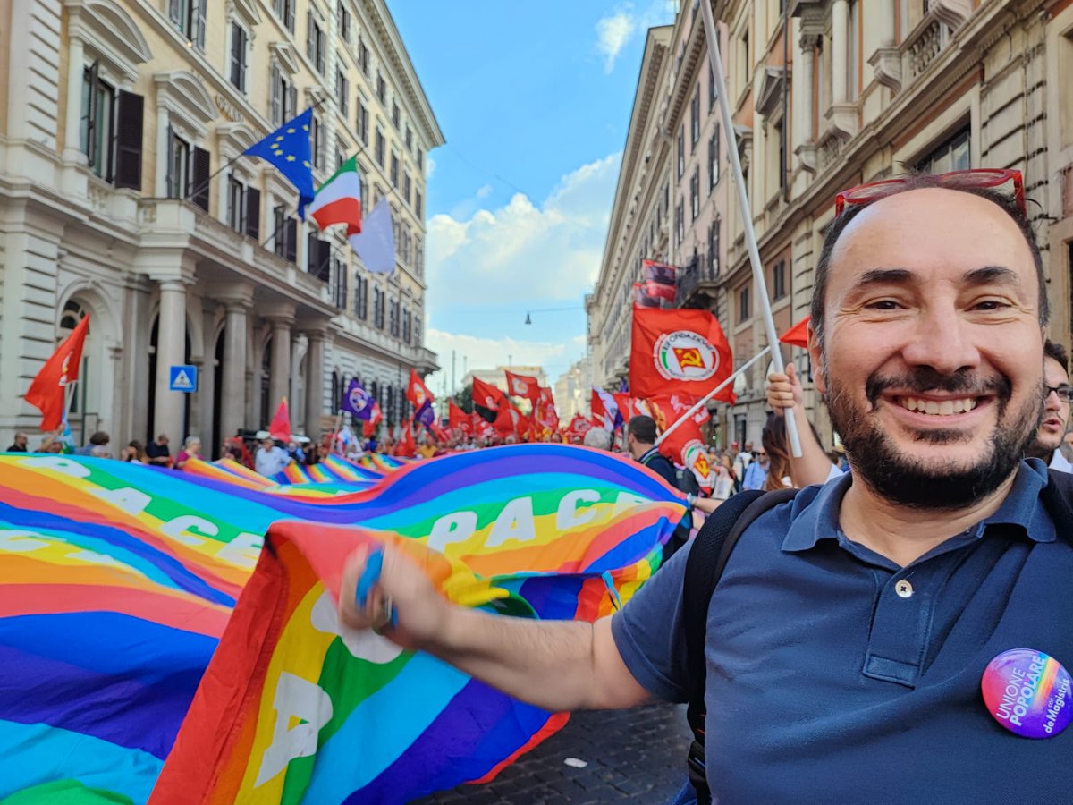 Il nostro bandierone della #pace oggi in corteo con <a href="/cgilnazionale/">CGIL Nazionale</a> #noallaguerra
<a href="/direzioneprc/">Rifondazione</a> <a href="/unione_popolare/">Unione Popolare</a>