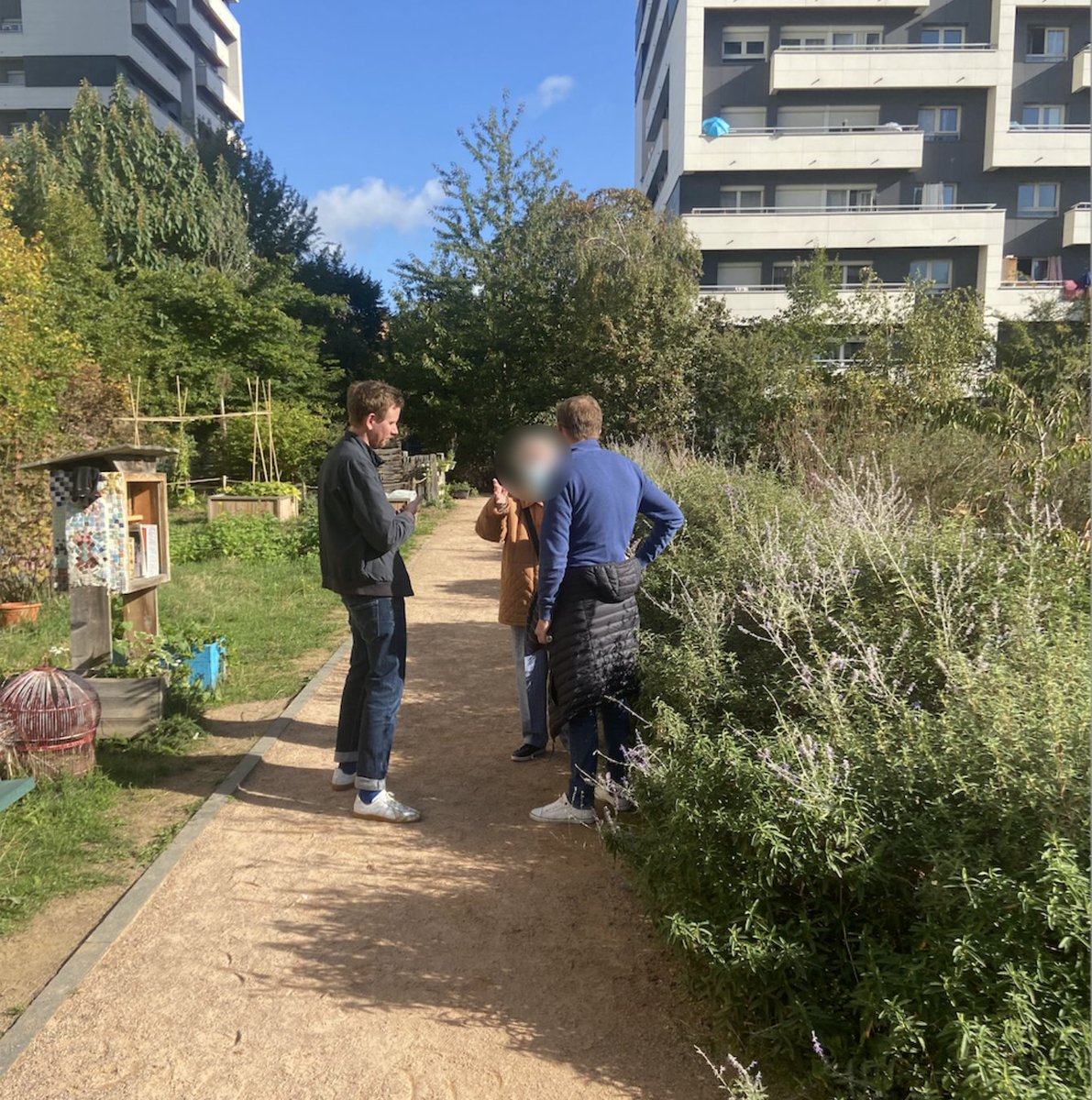 MemexProject's tweet photo. 🇫🇷📱Discovering MEMEX stories with #ARtesting!
@SmartCityParis and @MCA_EU organized a walk in the neighbourhood, from the "ver tetu" garden to the train station, in order to discover the stories created in the Paris pilot using the AR feature of the #MEMEXApp prototype! https://t.co/NDNW1PdWO9