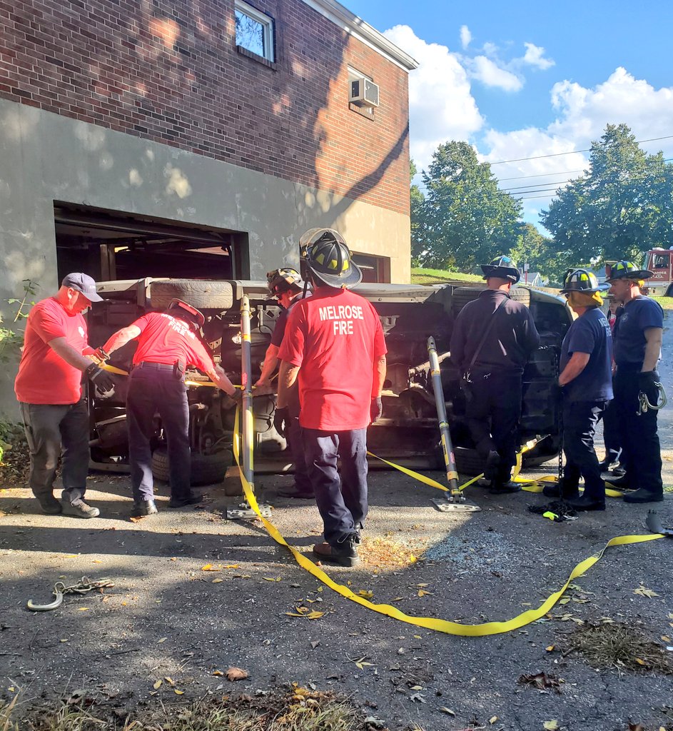 MelroseFF's tweet image. Crews have been training all week with some new equipment from @Paratech_Inc sold by @northeastrescue .  #griphoist #paratech #struts
