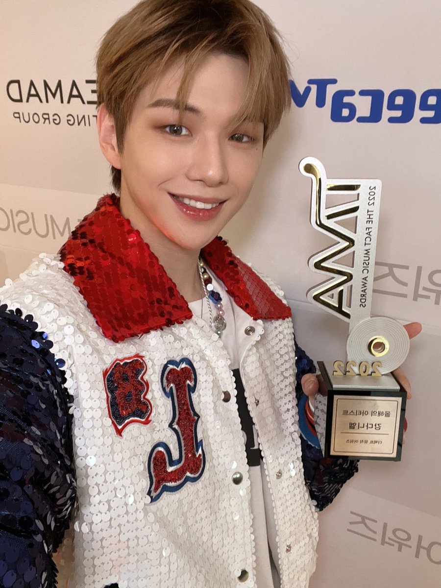 [#Oh녤]
221008 2022 더팩트뮤직어워즈 
올해의 Artist🏆

TMA 5년째 수상이
더욱 뜻깊은 하루입니다💝
좋은 음악 그리고 퍼포먼스
보여드릴 수 있는 녜리가 될게요🥰
다니티 사랑해요❤️

#강다니엘 #KANGDANIEL 
#더팩트뮤직어워즈 #TMA