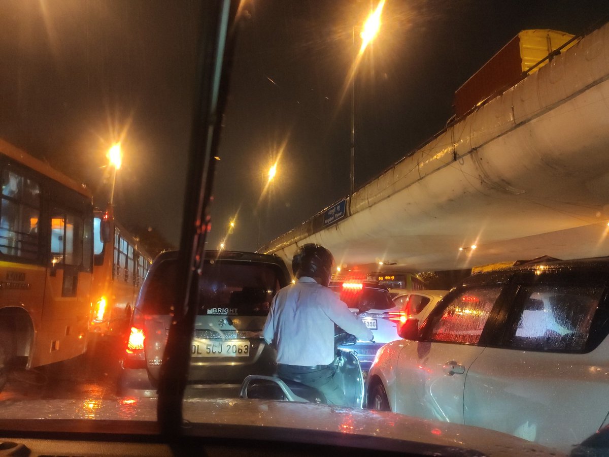 AkshayAol's tweet photo. @DelhiPolice huge traffic at Mangolpuri Flyover no Traffic Police is here @dtptraffic https://t.co/HNKWffjxPe